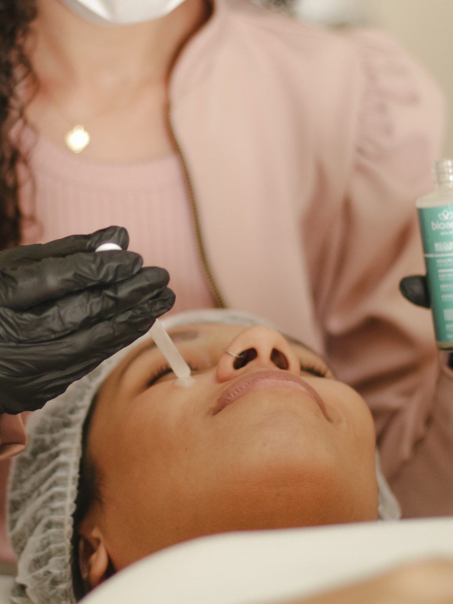 Cliente recebendo um cuidado facial na Clínica Cristal